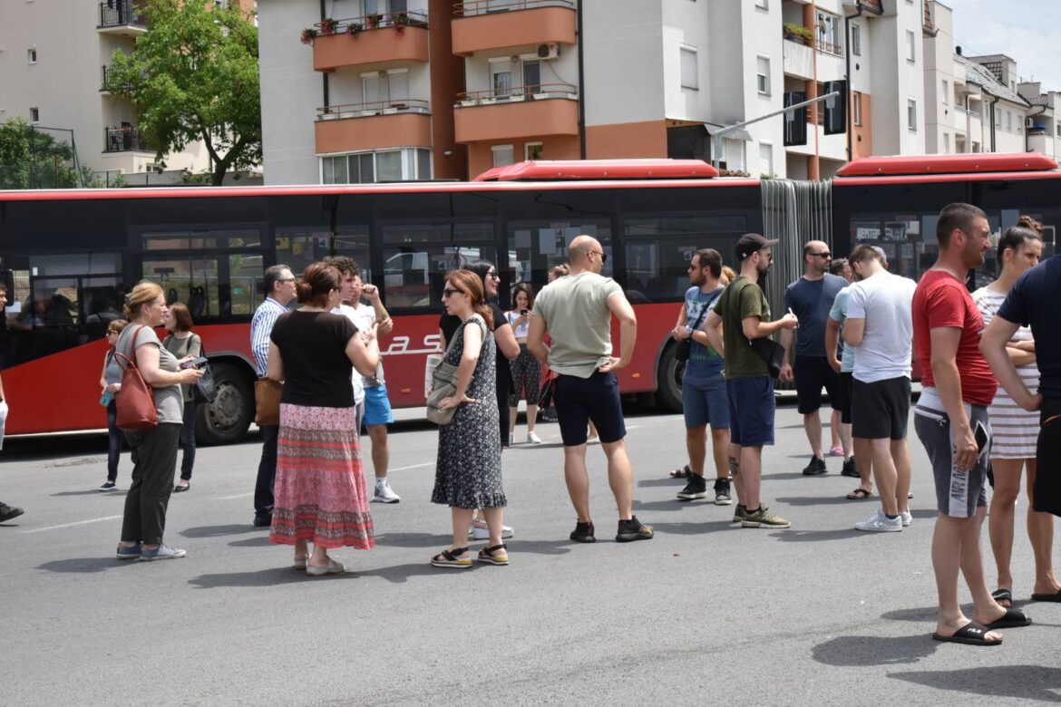 Blokadom saobraćaja Mladenovčani ukazali na problem u vodosnabdevanju (video)