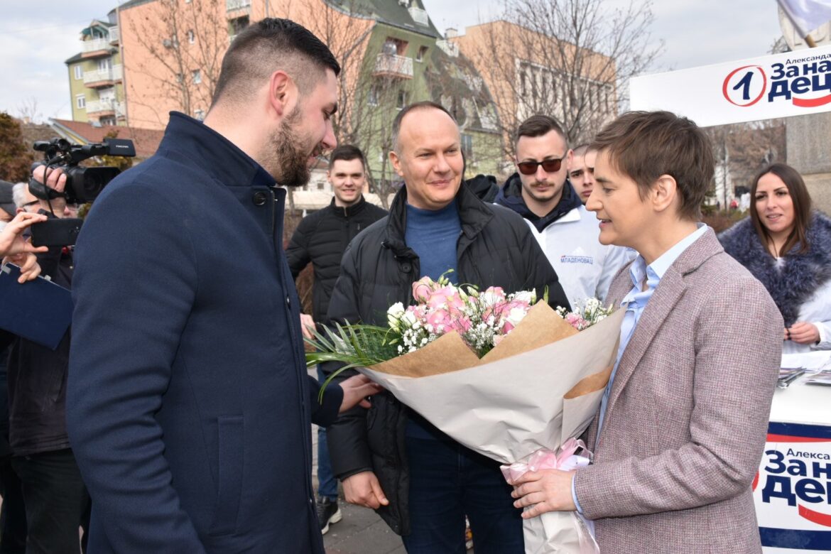 Politički marketing: Ana Brnabić posetila mladenovačke naprednjake(video)