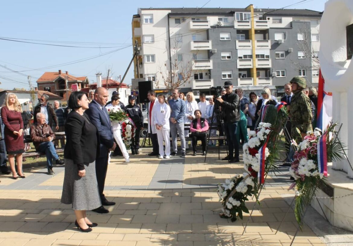 Delegacija GO Mladenovac položila vence na spomenik „Žene Škotske“ u Vranju