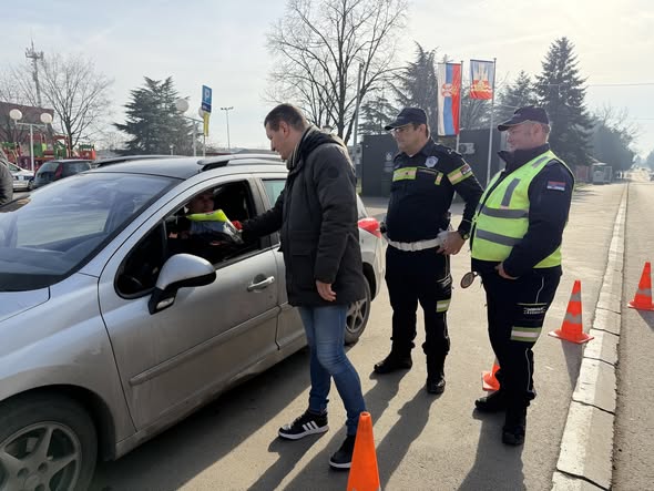 Realizovana akcija podele obavezne opreme vozačima