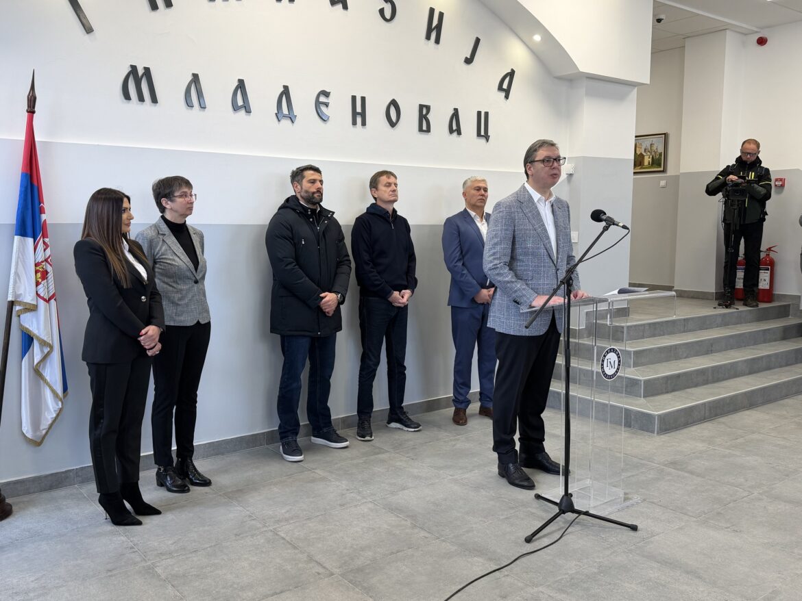 Predsednik Aleksadndar Vučić obišao rekonstruisanu Gimnaziju Mladenovac